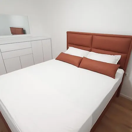 West Wing - 아파트