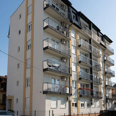 West Wing - 아파트